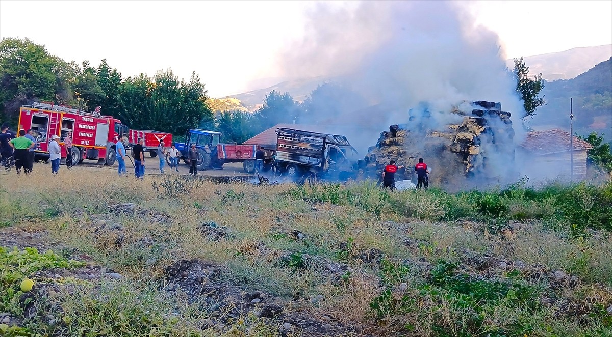 Amasya'nın Taşova ilçesinde çıkan yangında bin balya saman ve bir araç kullanılamaz hale...