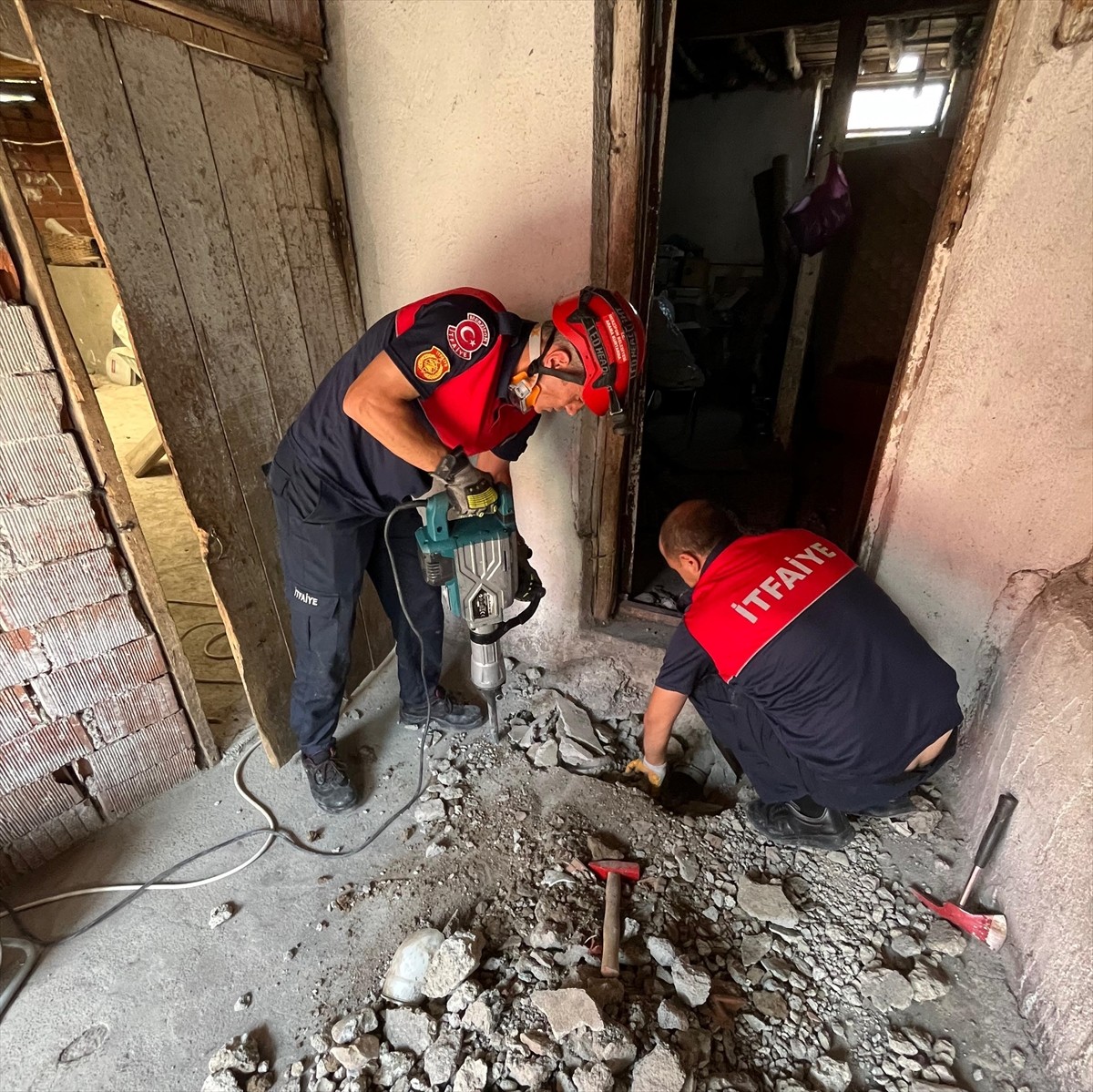 Amasya’nın Merzifon ilçesinde su borusuna sıkışan 2 köpek yavrusu, itfaiye ekiplerince...