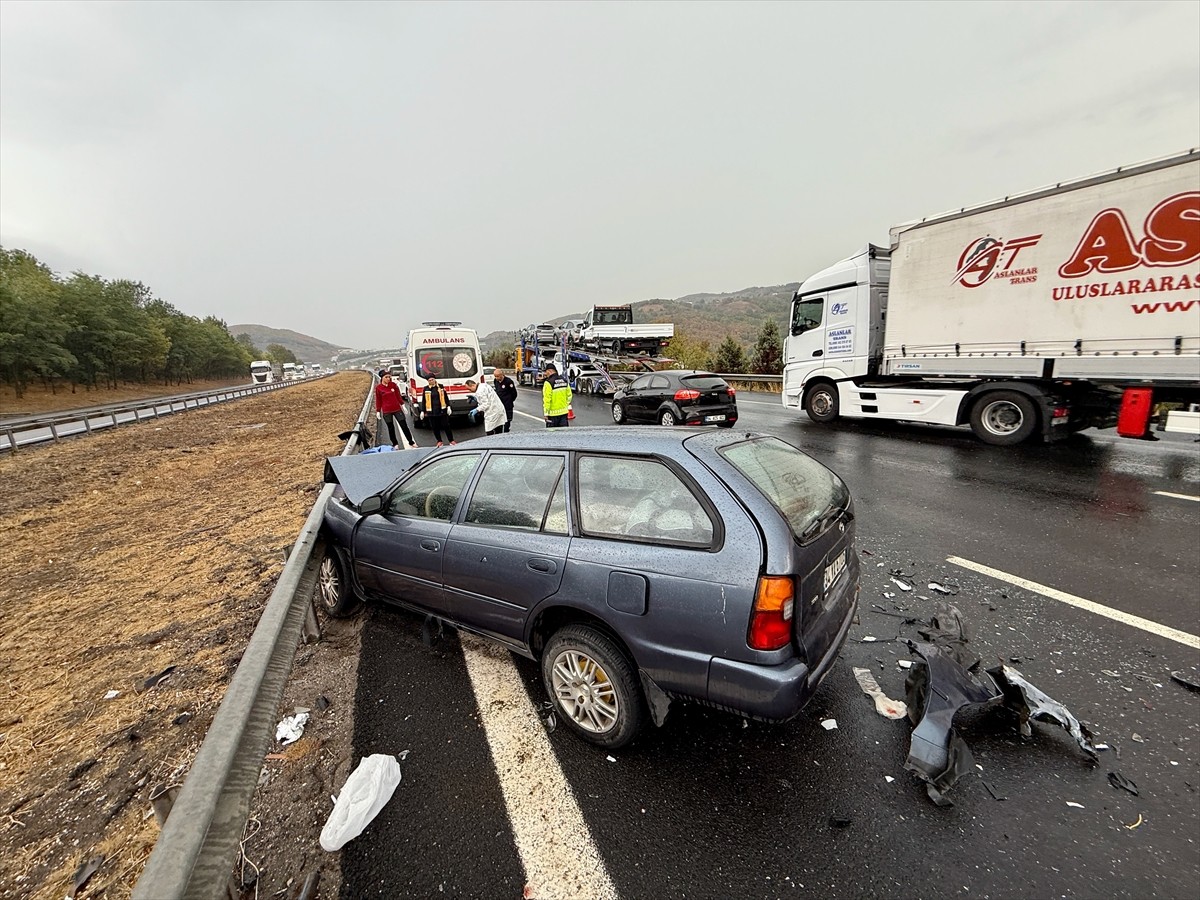 Anadolu Otoyolu Düzce geçişinde meydana gelen 3'ü zincirleme 5 kazada, 2 kişi öldü, 15 kişi...