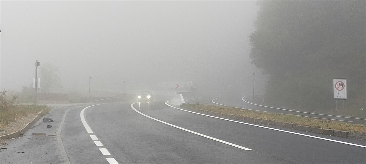 Anadolu Otoyolu ve D-100 kara yolunun Bolu Dağı geçişinde sis ulaşımı olumsuz etkiledi.