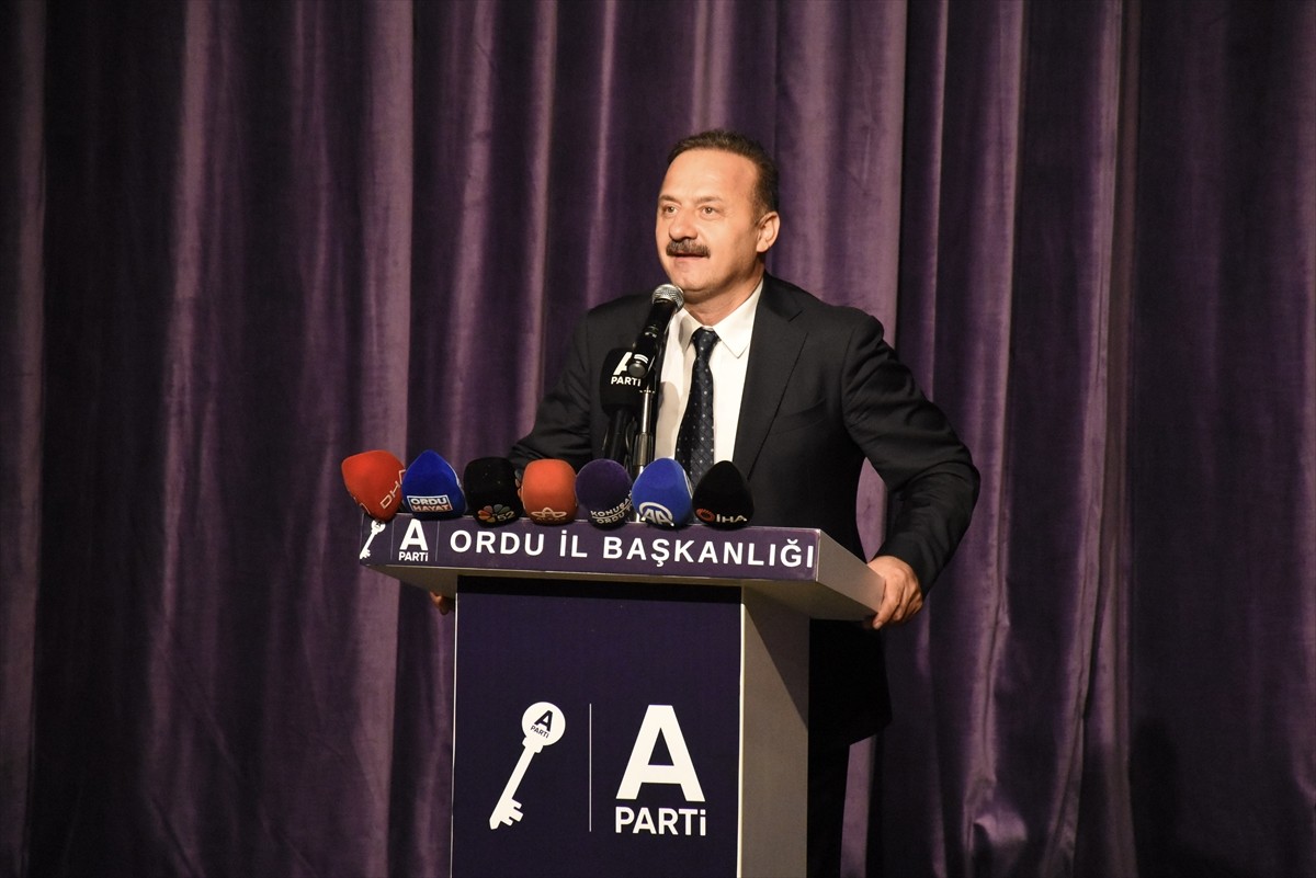Anahtar Parti Genel Başkanı Yavuz Ağıralioğlu (ortada), Ordu'da düzenlenen "Halk Buluşması"...