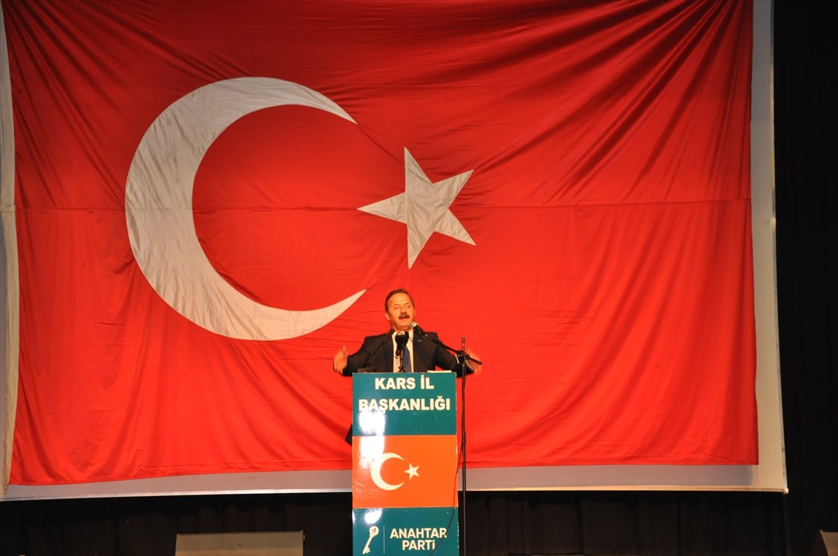 Anahtar Parti Genel Başkanı Yavuz Ağıralioğlu, (sol 2) Kars'ta düzenlenen "Halk Buluşması"...