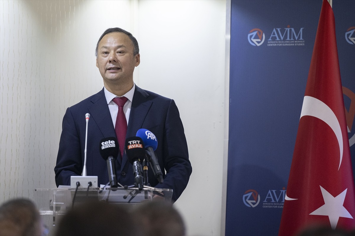 Ankara'daki Avrasya İncelemeleri Merkezi'nde (AVİM), "Kırgızistan'ın Türk Devletleri Teşkilatı...