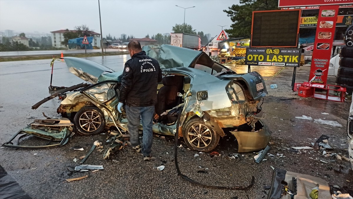 Ankara'nın Kahramankazan ilçesinde park halindeki tıra çarpan otomobildeki ikisi kardeş 3 kişi...