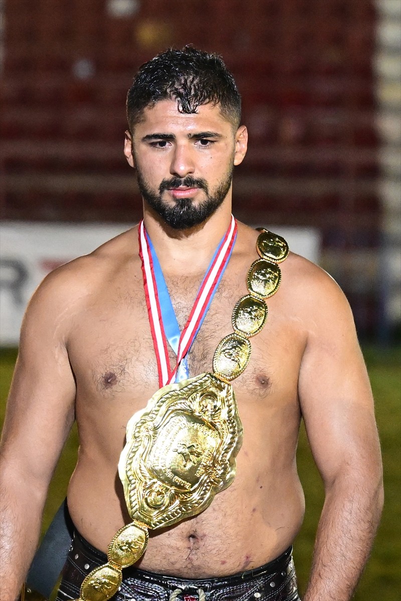 Antalya'da, 673'üncüsü düzenlenen Tarihi Elmalı Yağlı Güreşleri, 15 bin kişilik Recep Gürbüz...