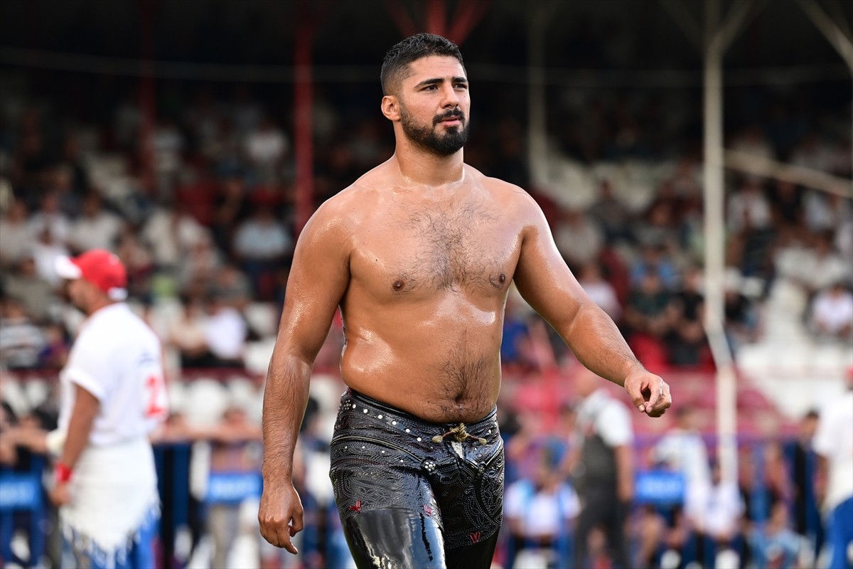 Antalya'da, 673'üncüsü düzenlenen Tarihi Elmalı Yağlı Güreşleri, 15 bin kişilik Recep Gürbüz...