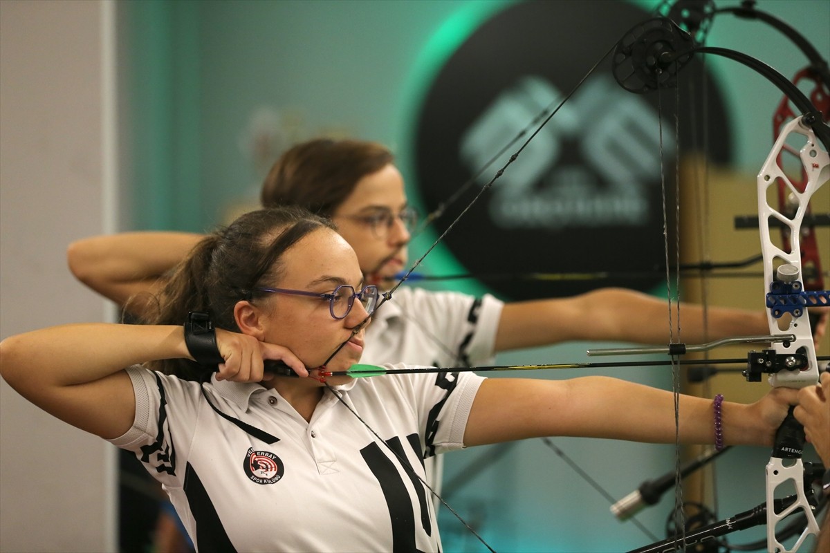Antalya'da ayağındaki rahatsızlık nedeniyle hobi olarak okçuluğa başlayan Lara Günal ve kendisine...