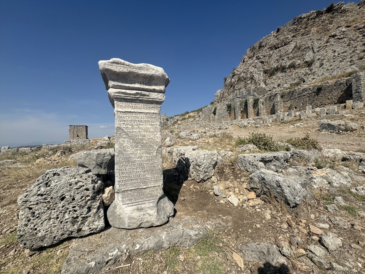 Antalya'daki Sillyon Antik Kenti'nde yapılan kazılarda, "Roma döneminde kentteki birçok yapının...