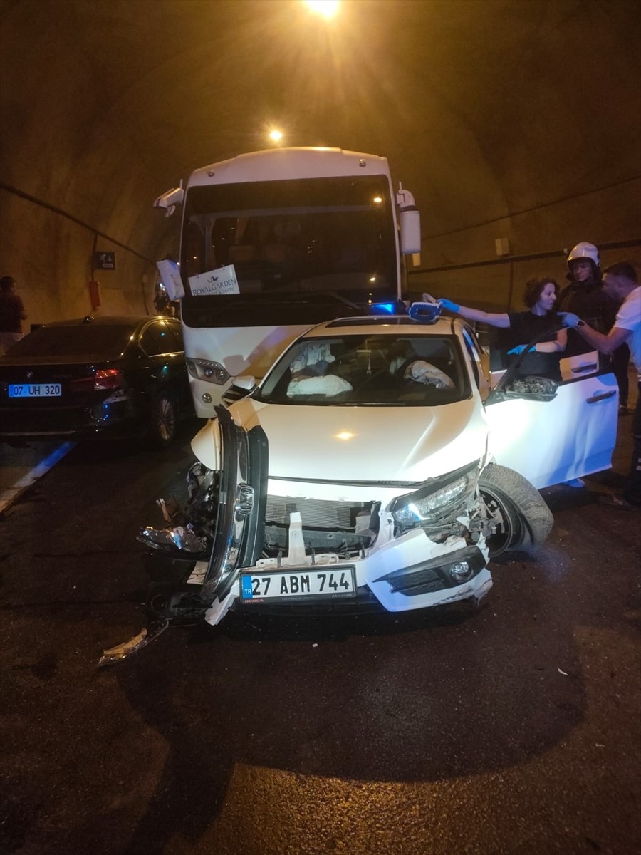 Antalya'nın Alanya ilçesinde 8 aracın karıştığı zincirleme trafik kazasında 10 kişi...