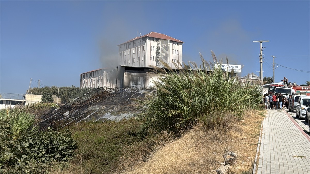 Antalya'nın Alanya ilçesinde otel malzemeleri ve kimyasal maddelerinin bulunduğu depoda çıkan...