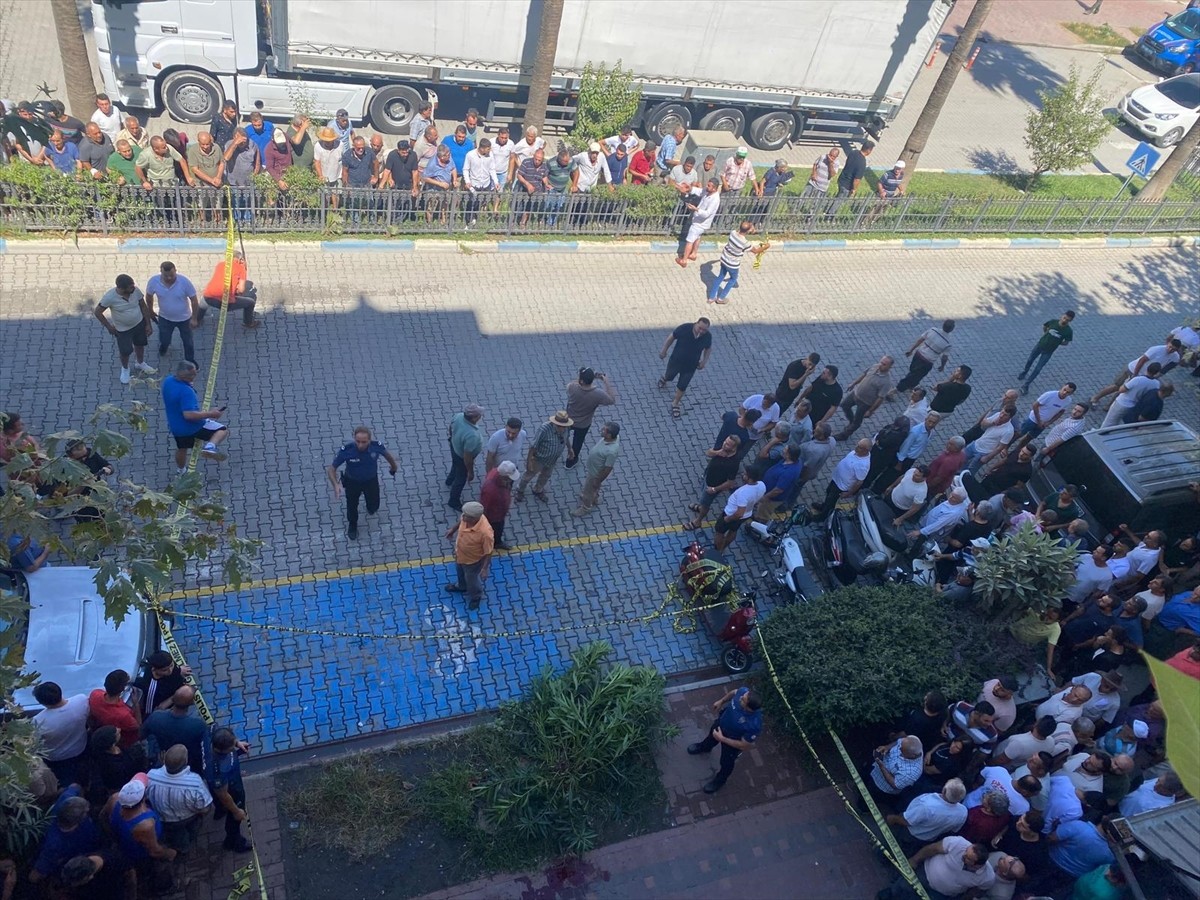 Antalya'nın Gazipaşa ilçesinde silahlı saldırıya uğrayan kişi yaralandı. Polis ekipleri olay...