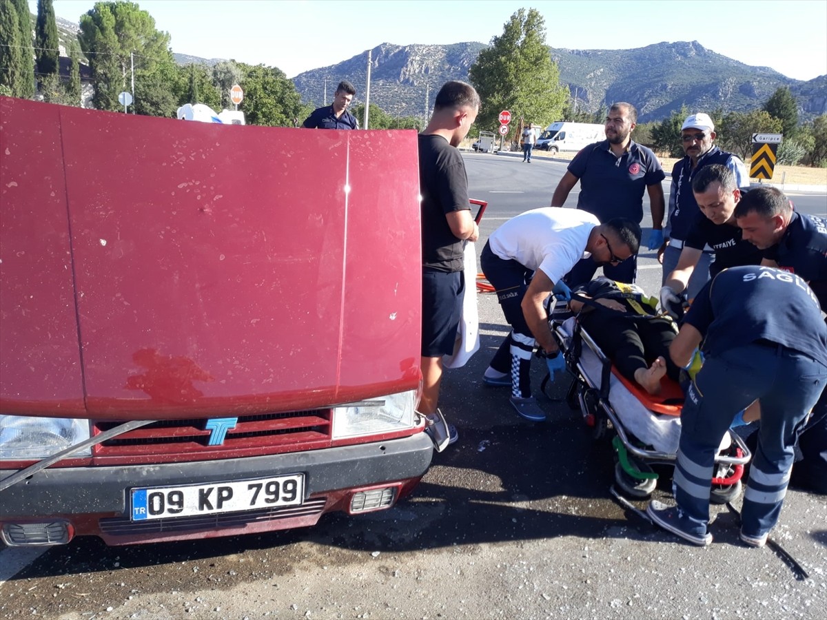 Antalya'nın Korkuteli ilçesinde 2 otomobilin karıştığı kazada 3 kişi yaralandı. Kaza yerine 112...