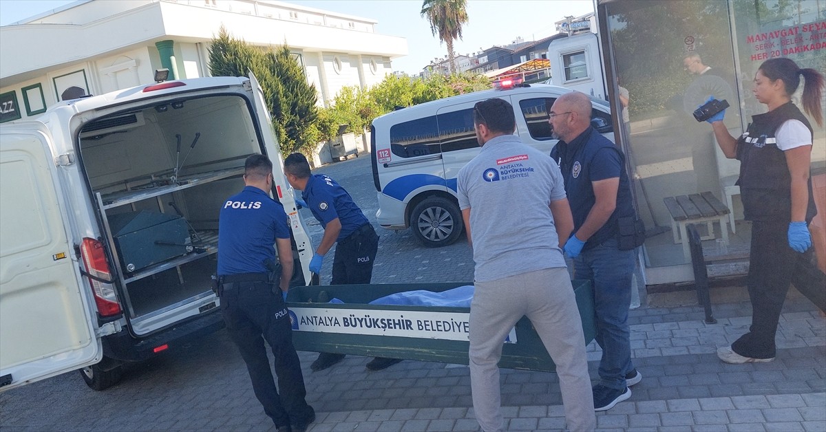 Antalya'nın Manavgat ilçesinde bir kişi otobüs durağında ölü bulundu.