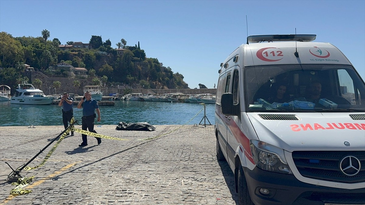 Antalya'nın Muratpaşa ilçesinde falezlerden denize düşen bir kişi hayatını kaybetti.