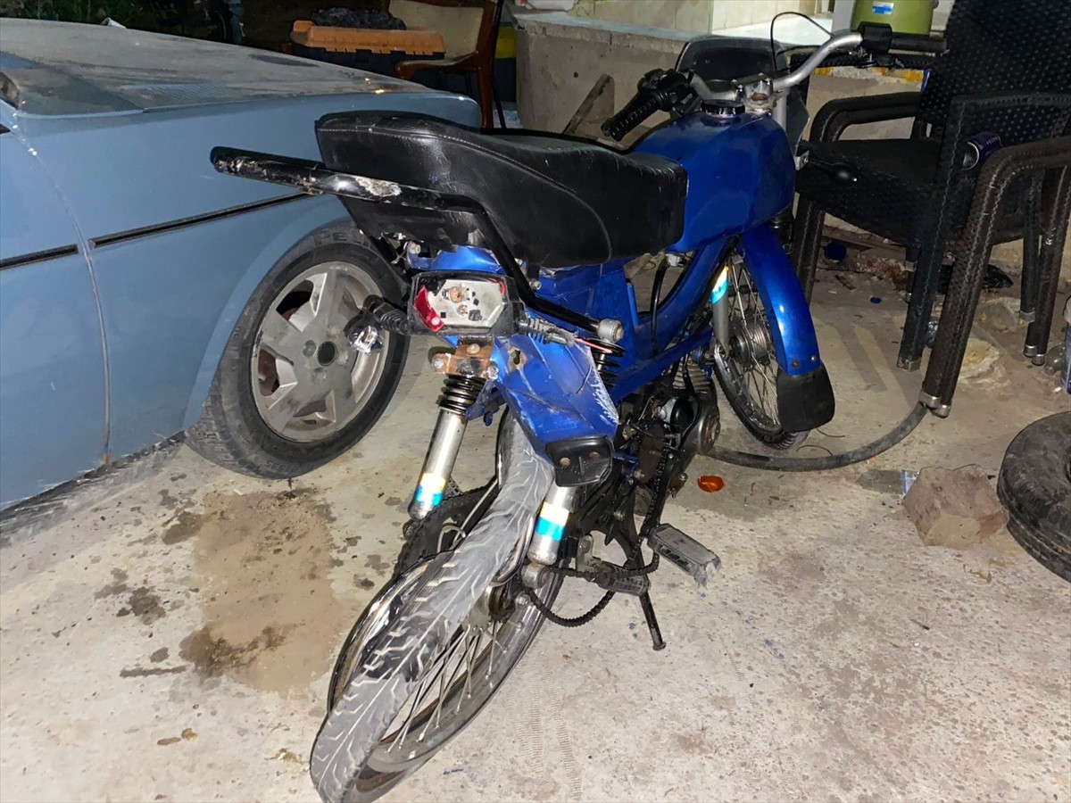 Antalya'nın Serik ilçesinde otomobilin çarptığı motosikletin sürücüsü yaşamını yitirdi.