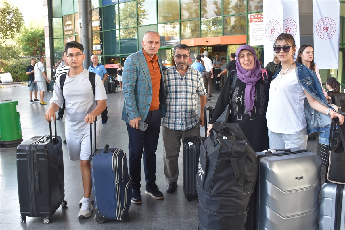 Antalya Gençlik ve Spor İl Müdürlüğü ekipleri, kente gelen üniversite öğrencilerini servislerle...