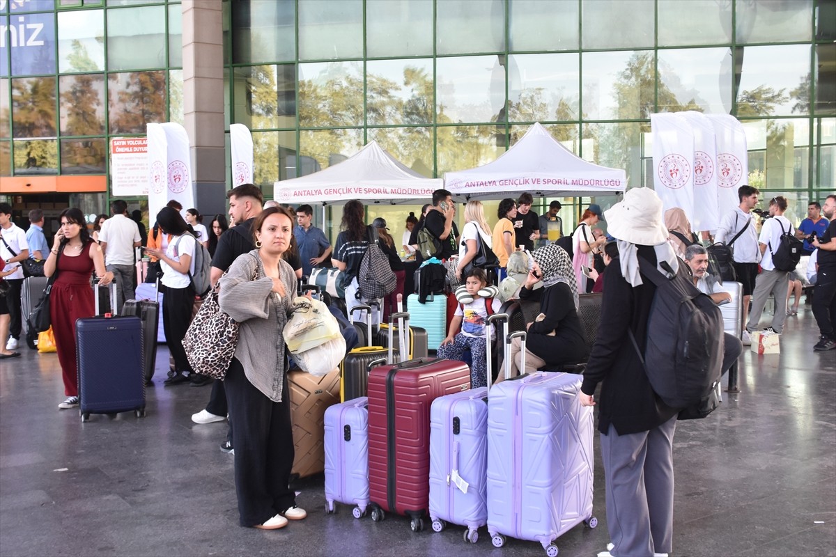 Antalya Gençlik ve Spor İl Müdürlüğü ekipleri, kente gelen üniversite öğrencilerini servislerle...