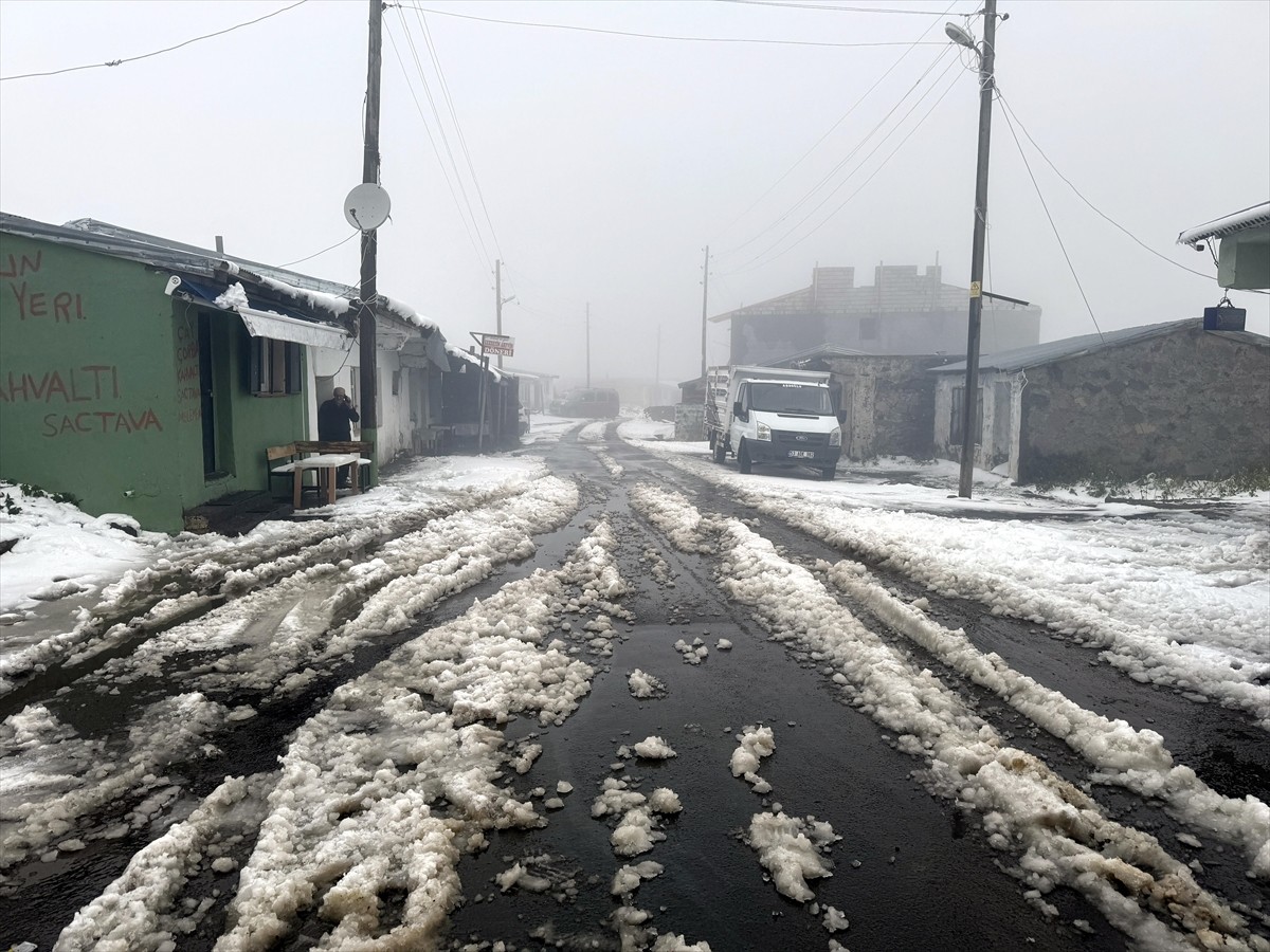 Ardahan'ın yüksek kesimlerinde kar yağışı ve yoğun sis etkili oldu.