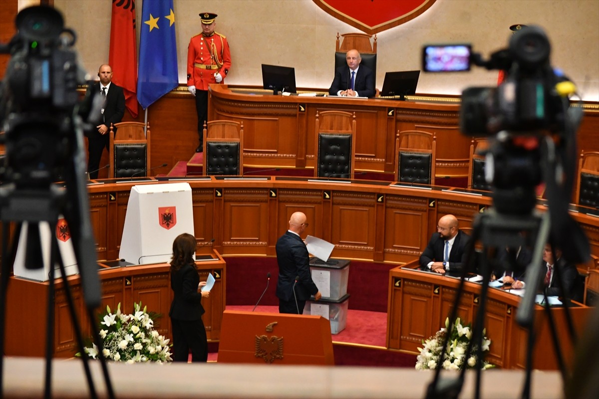 Arnavutluk Sosyalist Partisi (PS) Milletvekili Niko Peleshi, 84 milletvekilinin oyuyla ülkenin...