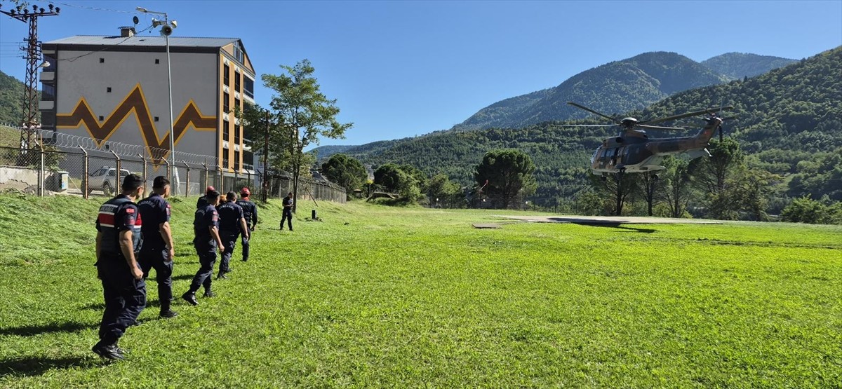 Artvin'in Borçka ilçesinde etkili olan yoğun yağışlara bağlı sel ve heyelanlar nedeniyle ulaşım...