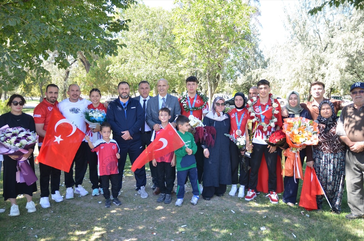Avrupa Gençler Kick Boks Şampiyonası'ndan dereceyle dönen milli sporculara Konya'da karşılama...