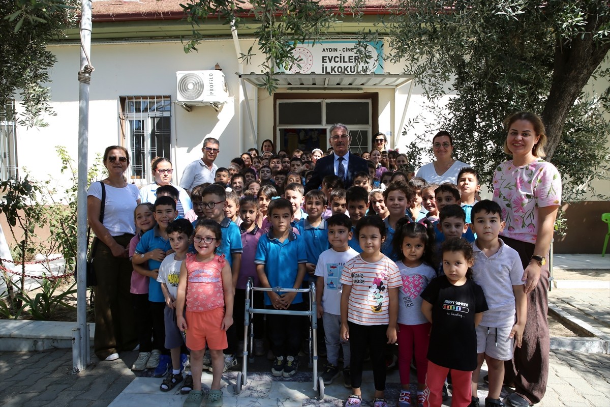  Aydın'ın Çine ilçesinde 27 yıllık öğretmen Mehmet Abbak, müdürlük görevinde bulunduğu okulun...