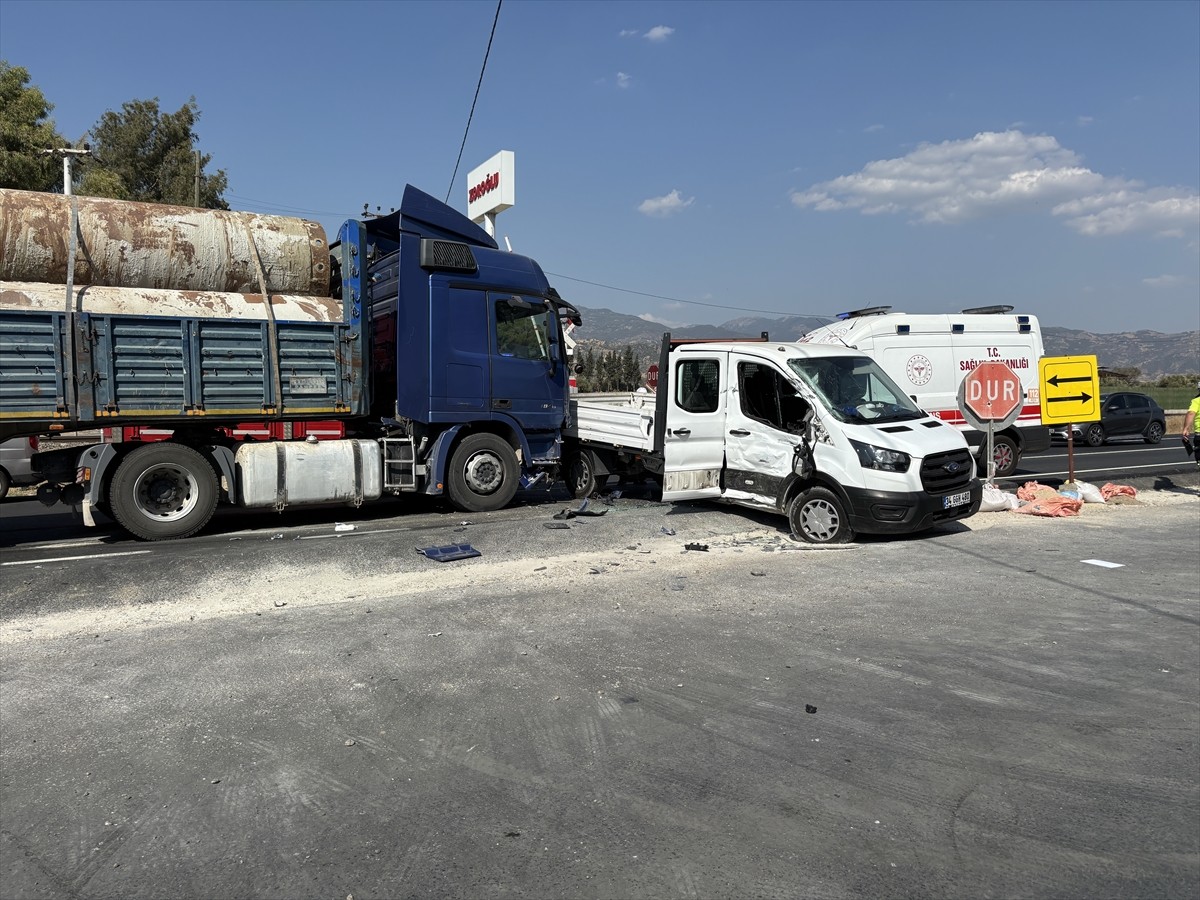 Aydın'ın Efeler ilçesinde tır ile kamyonetin çarpışması sonucu 3 kişi yaralandı. İhbar üzerine...