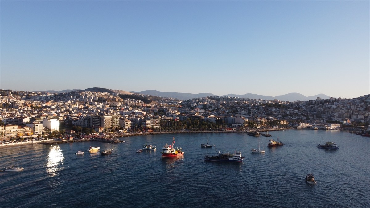  Aydın'ın Kuşadası ilçesinde Kuşadası Filistin platformu üyeleri Gazze'ye insani yardım...