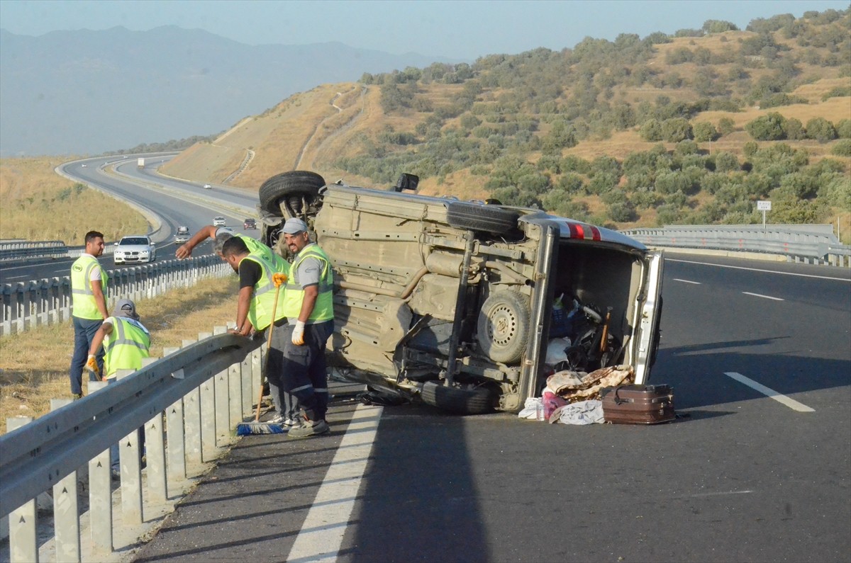 Aydın'ın Kuyucak ilçesinde kontrolden çıkan minibüsün bariyere çarpması sonucu aynı aileden 1 kişi...