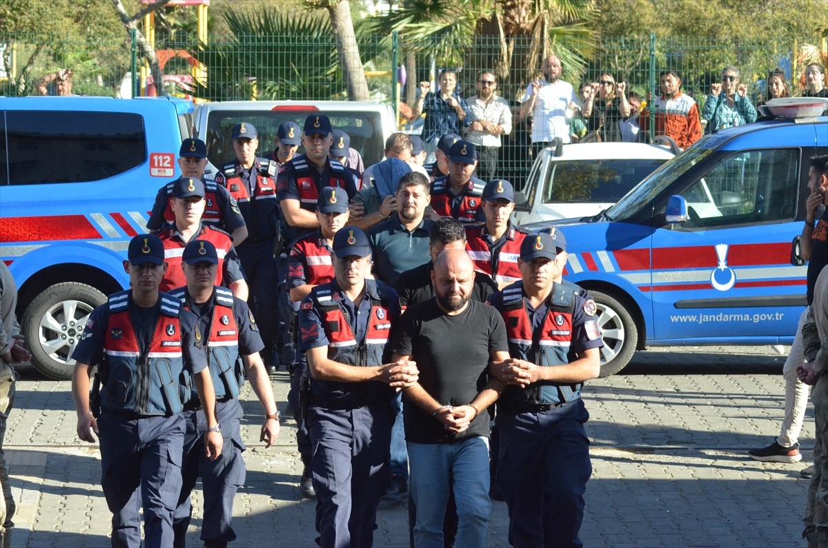 Aydın'ın Nazilli ilçesinde düzenlenen operasyonda, aralarında çarşı ve mahalle bekçisi ile emekli...