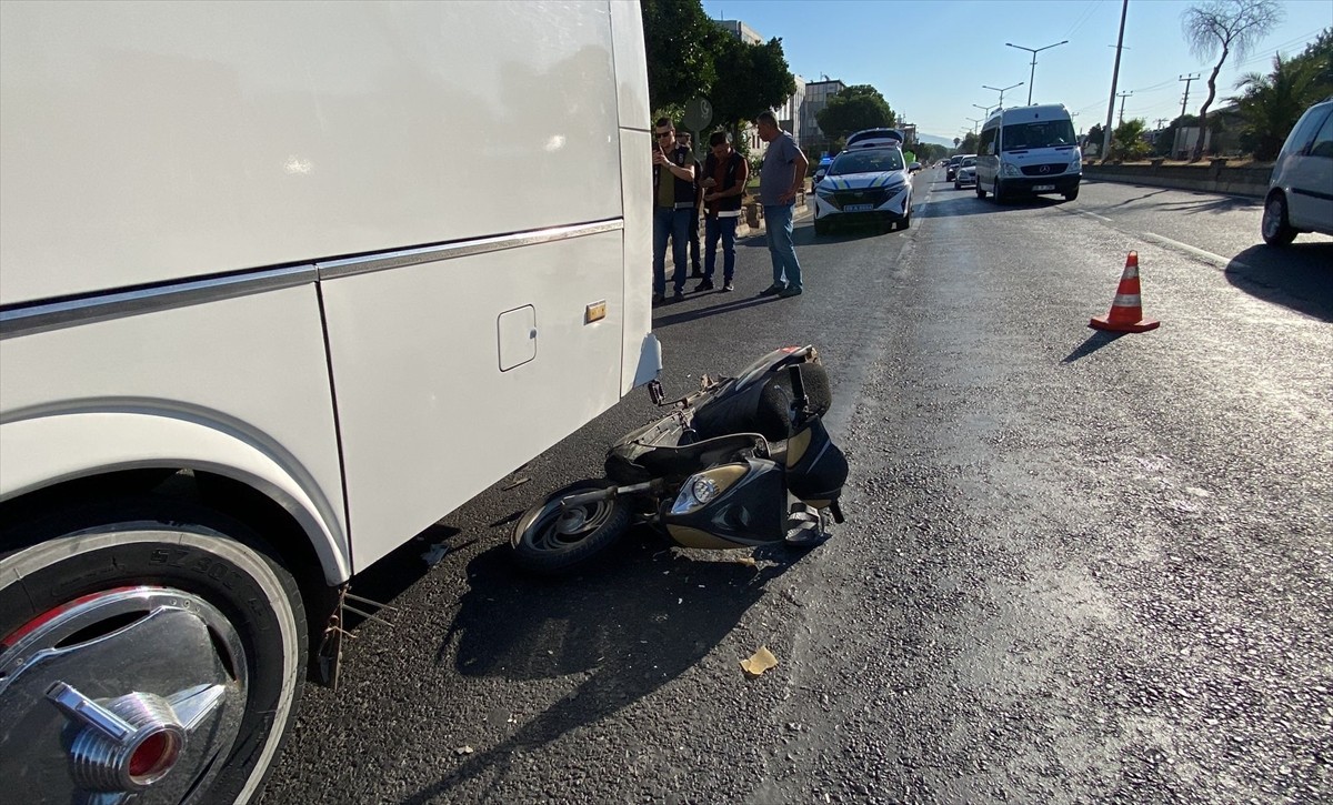 Aydın'ın Nazilli ilçesinde midibüse çarpan elektrikli bisikletteki baba ve kızı yaralandı.