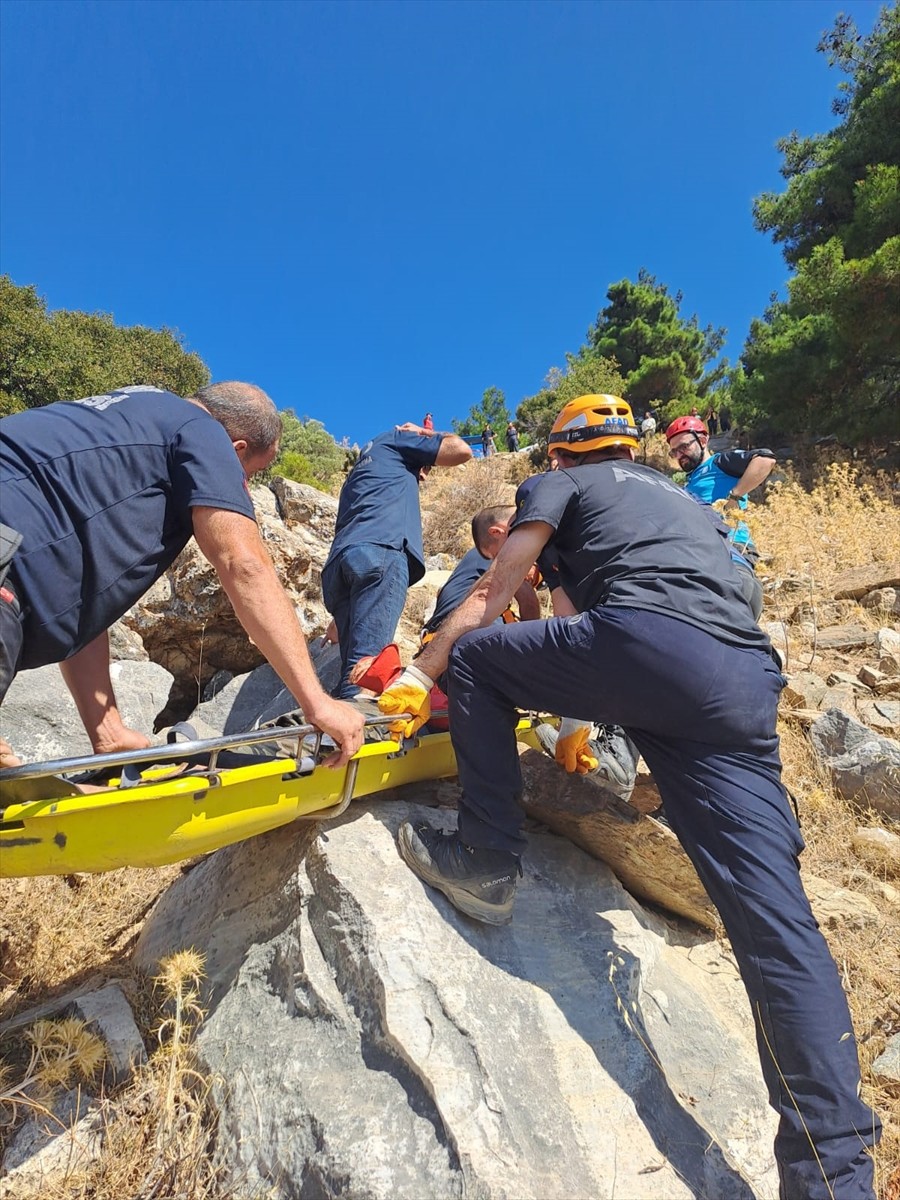Aydın'ın Söke ilçesinde uçurumdan düşerek yaralanan arıcı, ekiplerin çalışmasıyla...