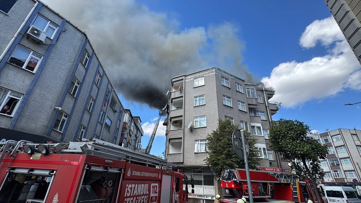 Bağcılar'da 4 katlı binanın çatısında çıkan ve yan binaya sıçrayan yangın itfaiye ekiplerince...