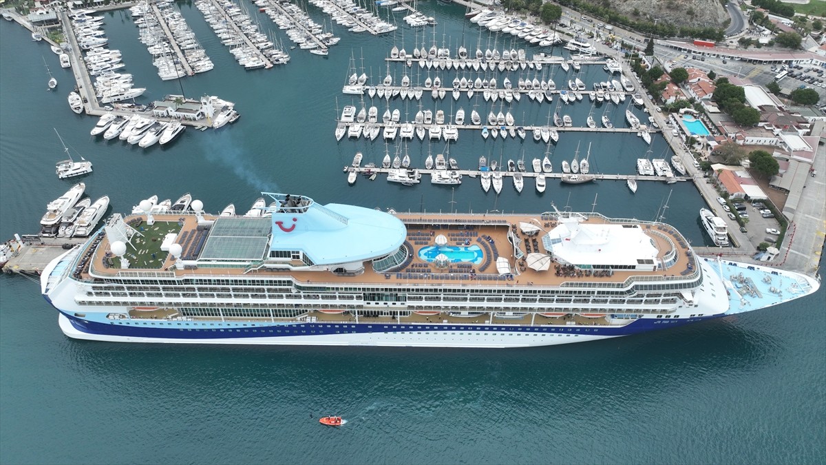 Bahamalar bayraklı "Marella Discovery 2" isimli kruvaziyer, 1695 yolcusuyla Muğla'nın Marmaris...