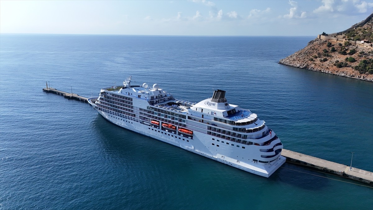 Bahamalar bayraklı "Seven Seas Navigator" isimli kruvaziyer, Antalya'nın Alanya ilçesine geldi.