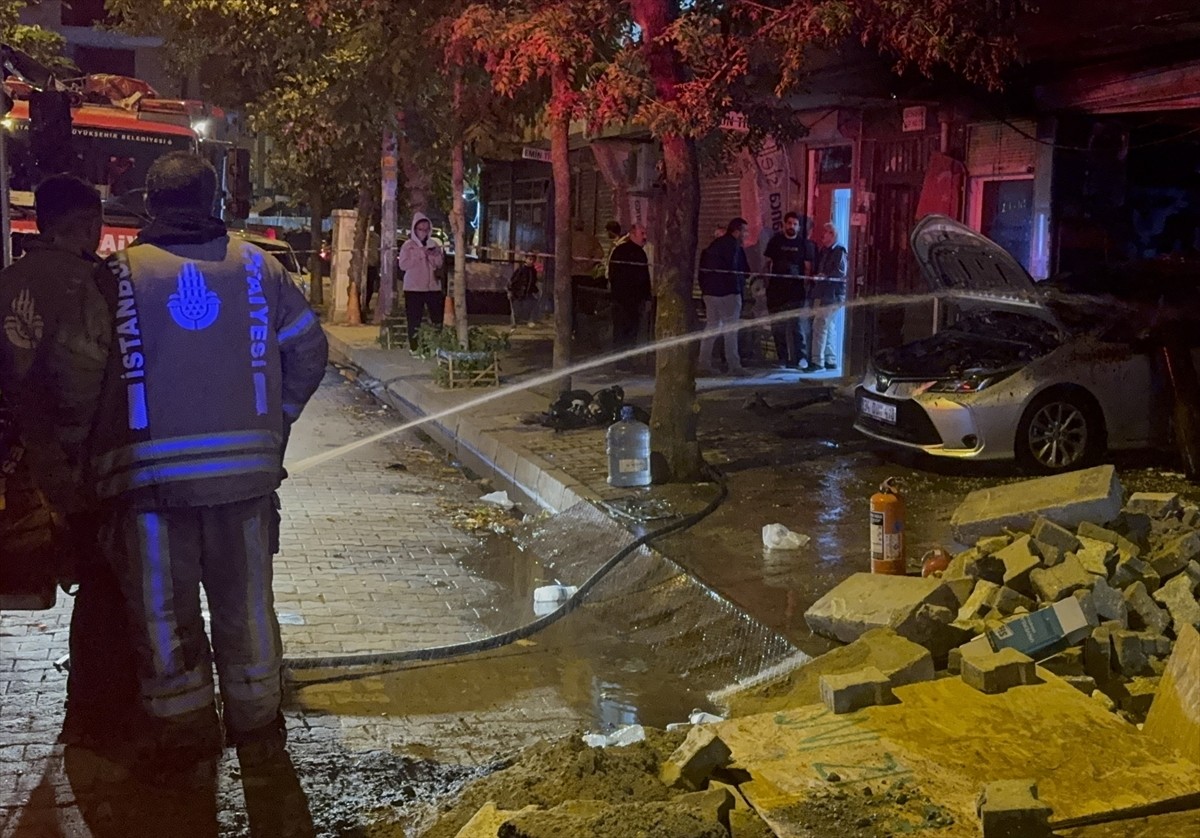 Bahçelievler’de, otomobil tamirhanesinde kaynak makinesinin patlamasıyla çıkan yangında iş yeri...