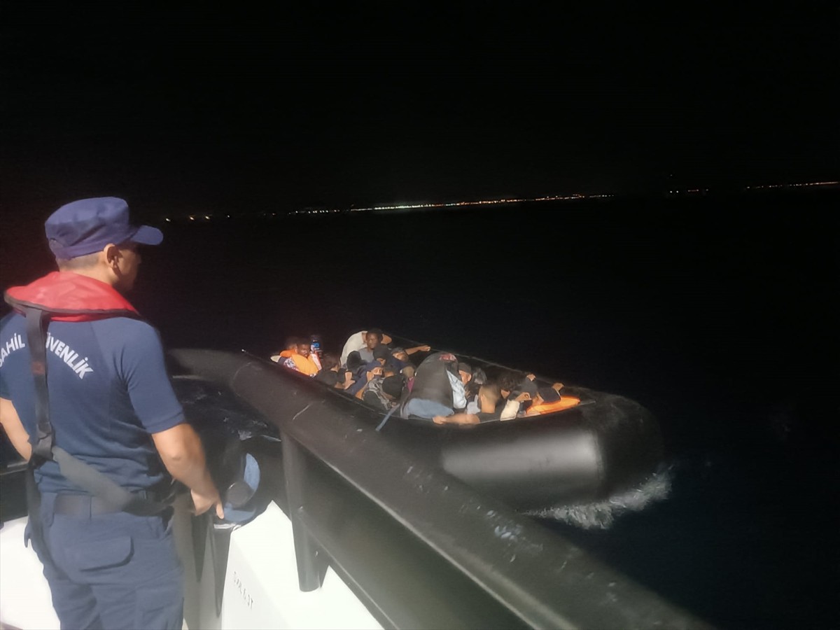 Balıkesir'in Ayvalık ilçesinde yasa dışı yollarla yurt dışına gitmeye çalışan 8'i çocuk 23...