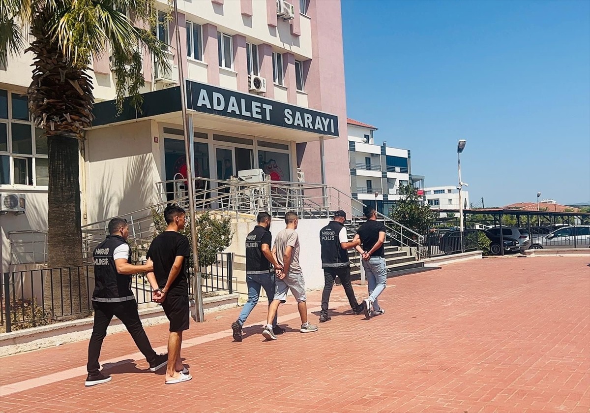 Balıkesir'in Ayvalık ve Edremit ilçelerinde Narkotik Suçlarla Mücadele ekiplerince düzenlenen iki...