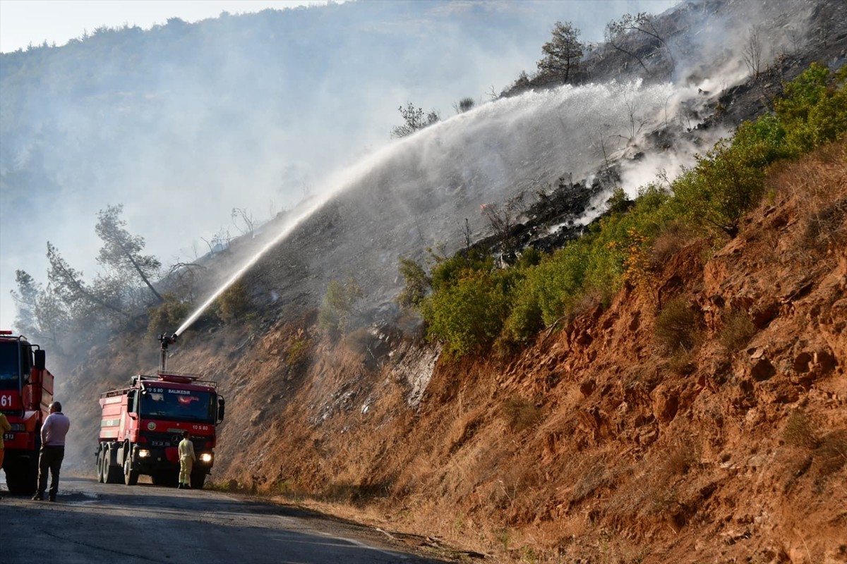 Balıkesir'in Kepsut ilçesinde kaza yapan araçta çıkan ve ormanlık alana sıçrayan yangın, havadan...