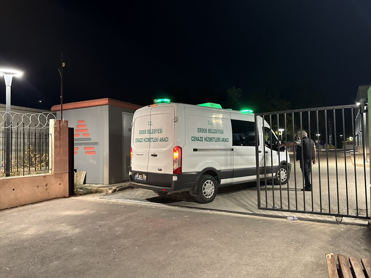 Balıkesir'in Marmara Adası açıklarında 4 Ağustos'ta teknesi parçalanmış bulunan ve bugün denizin...