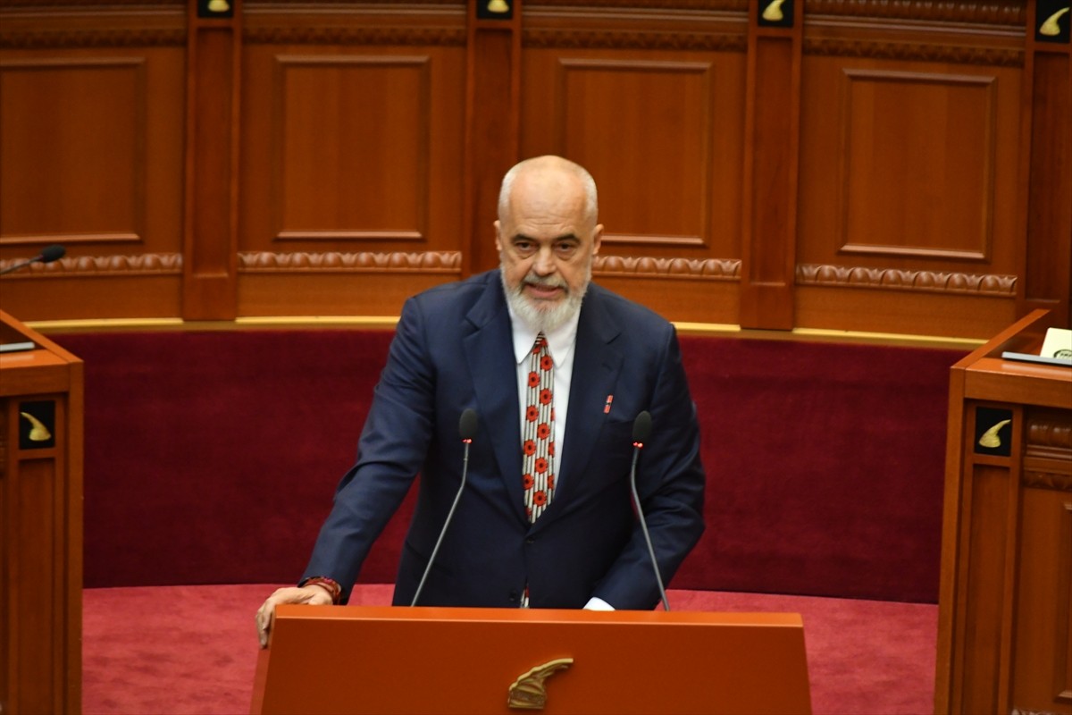 Balkan ülkesi Arnavutluk'ta 11 Mayıs'ta yapılan genel seçimden 130 gün sonra yeni hükümet kuruldu....