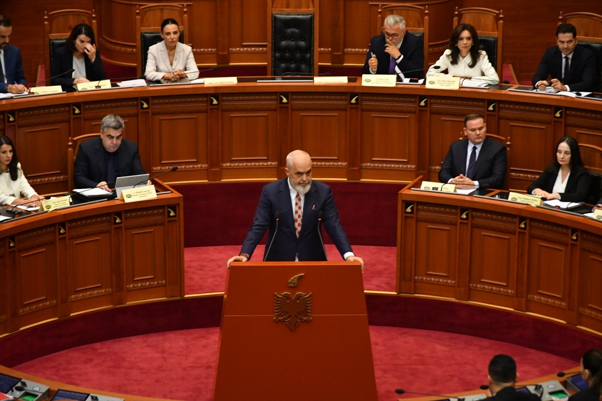 Balkan ülkesi Arnavutluk'ta 11 Mayıs'ta yapılan genel seçimden 130 gün sonra yeni hükümet kuruldu....