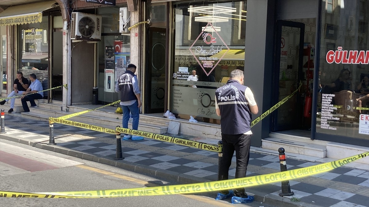 Bartın'da bir iş yerinde düzenlenen silahlı saldırıda ikisi ağır 3 kişi yaralandı. Polis ekipleri...