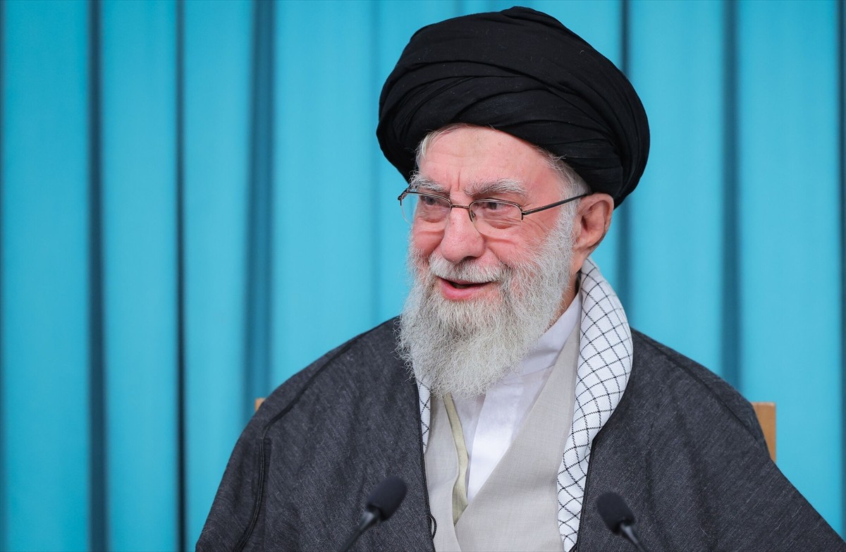 Başkent Tahran'da İran devlet televizyonuna konuşan İran lideri Ali Hamaney, Cumhurbaşkanı Mesud...