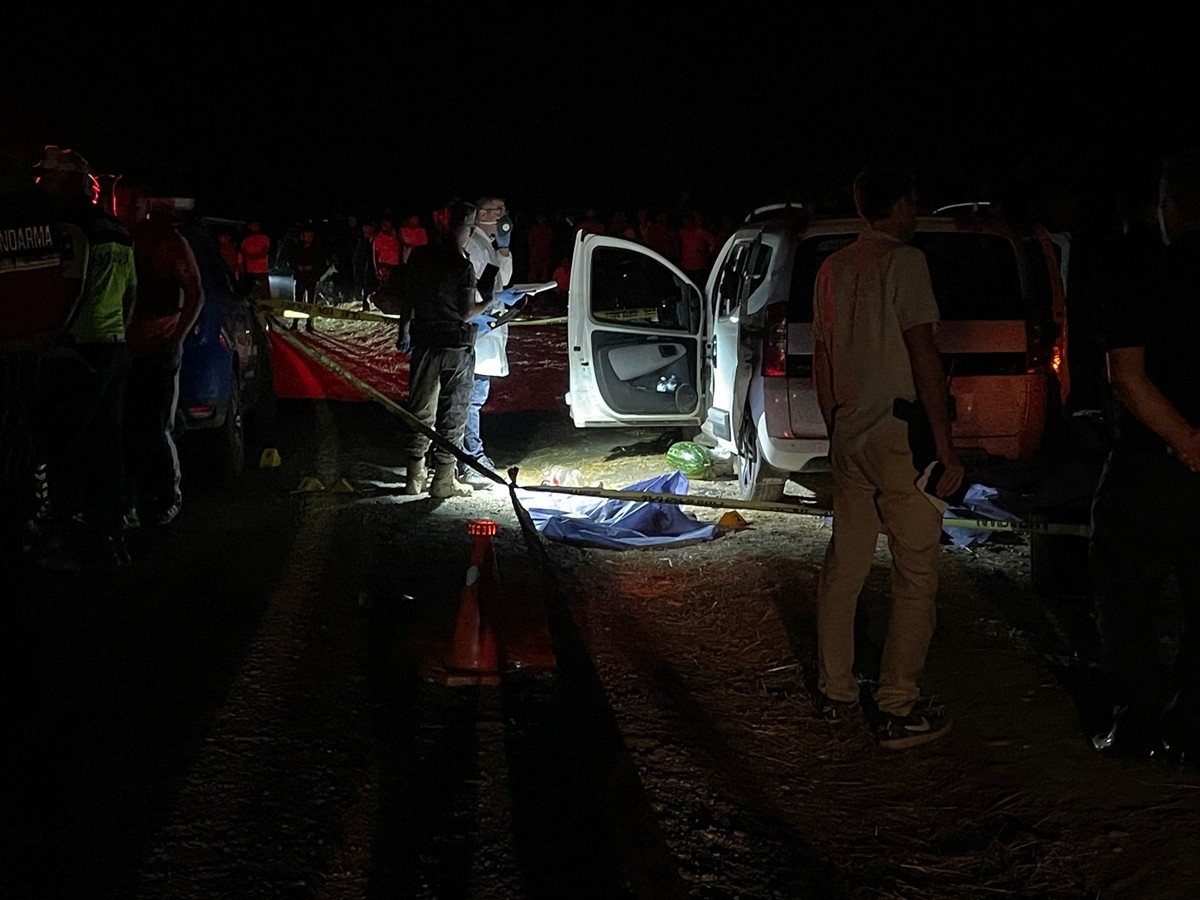 Batman'ın Beşiri ilçesinde bir araca düzenlenen silahlı saldırıda anne, baba ve 2 çocuğu yaşamını...