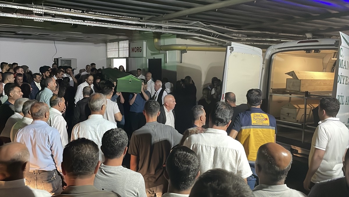 Batman'ın Beşiri ilçesinde bir araca düzenlenen silahlı saldırıda hayatını kaybeden anne, baba ve...