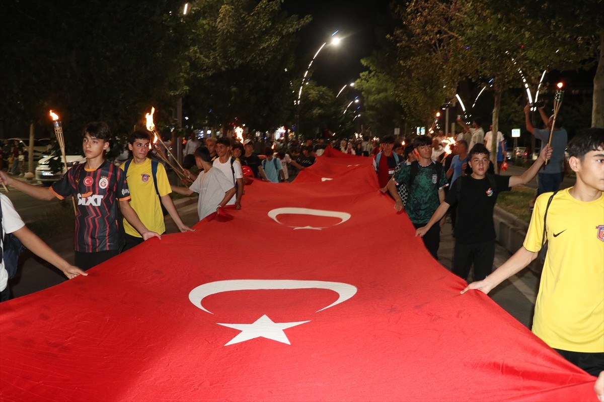Batman’da bu yıl üçüncüsü düzenlenecek festival ve fuarların tanıtımı amacıyla kortej yürüyüşü...
