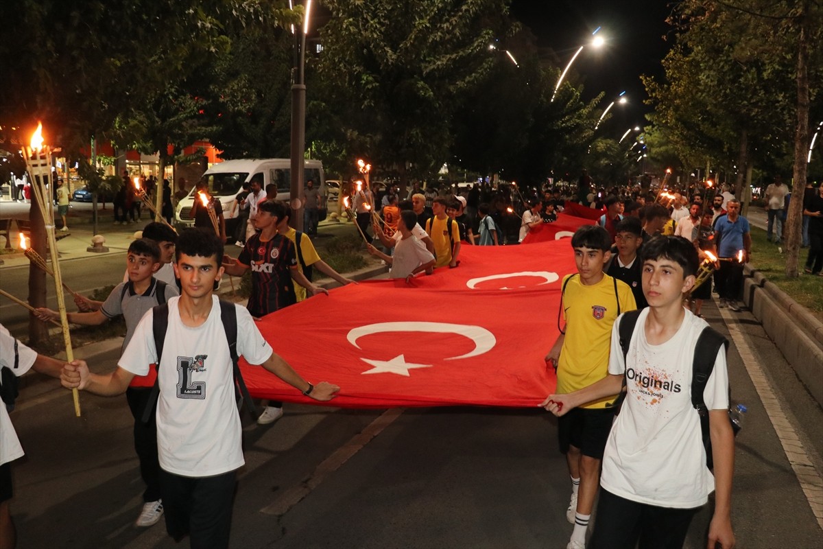 Batman’da bu yıl üçüncüsü düzenlenecek festival ve fuarların tanıtımı amacıyla kortej yürüyüşü...