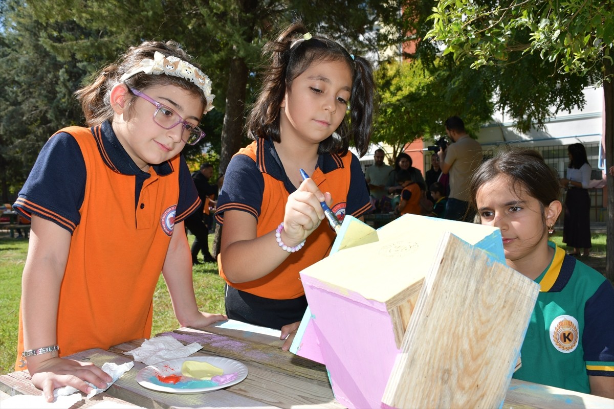 Batman Üniversitesince ilkokul öğrencilerine yönelik gerçekleştirilen boyama etkinliğinde çocuklar...