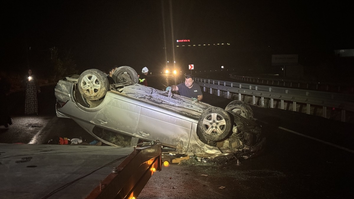  Bayburt'ta otomobilin refüje çarparak devrilmesi sonucu 6 kişi yaralandı.